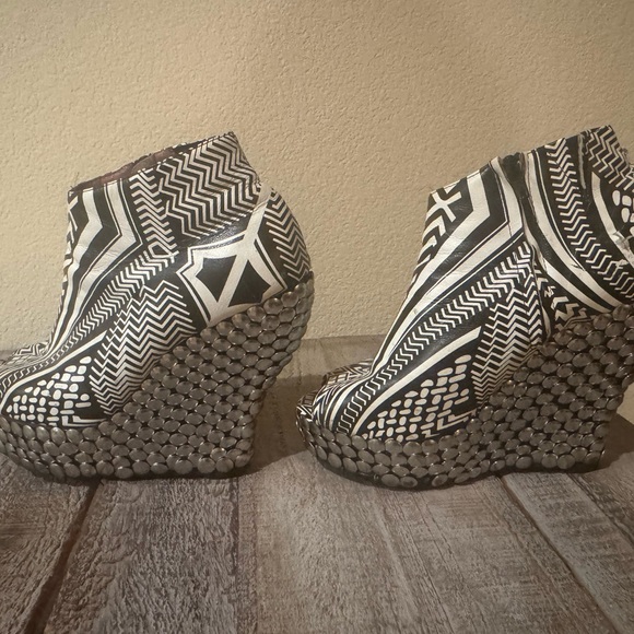 Black and White Geometric Women's Shoes - Picture 5 of 12